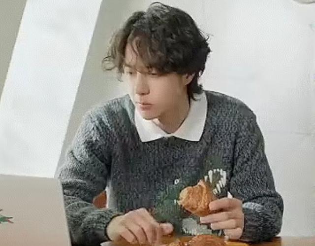 王一博啃个面包咋就火了？内娱“装”与“真”的终极battle