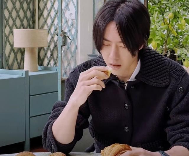 王一博啃个面包咋就火了？内娱“装”与“真”的终极battle