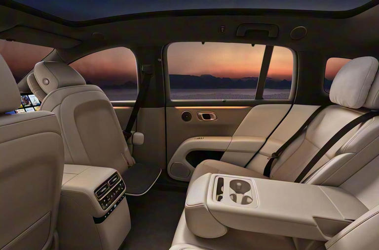 24.98万起理想i6，双腔空气悬架可选，豪华体验一步到位