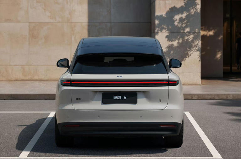 24.98万起理想i6，双腔空气悬架可选，豪华体验一步到位