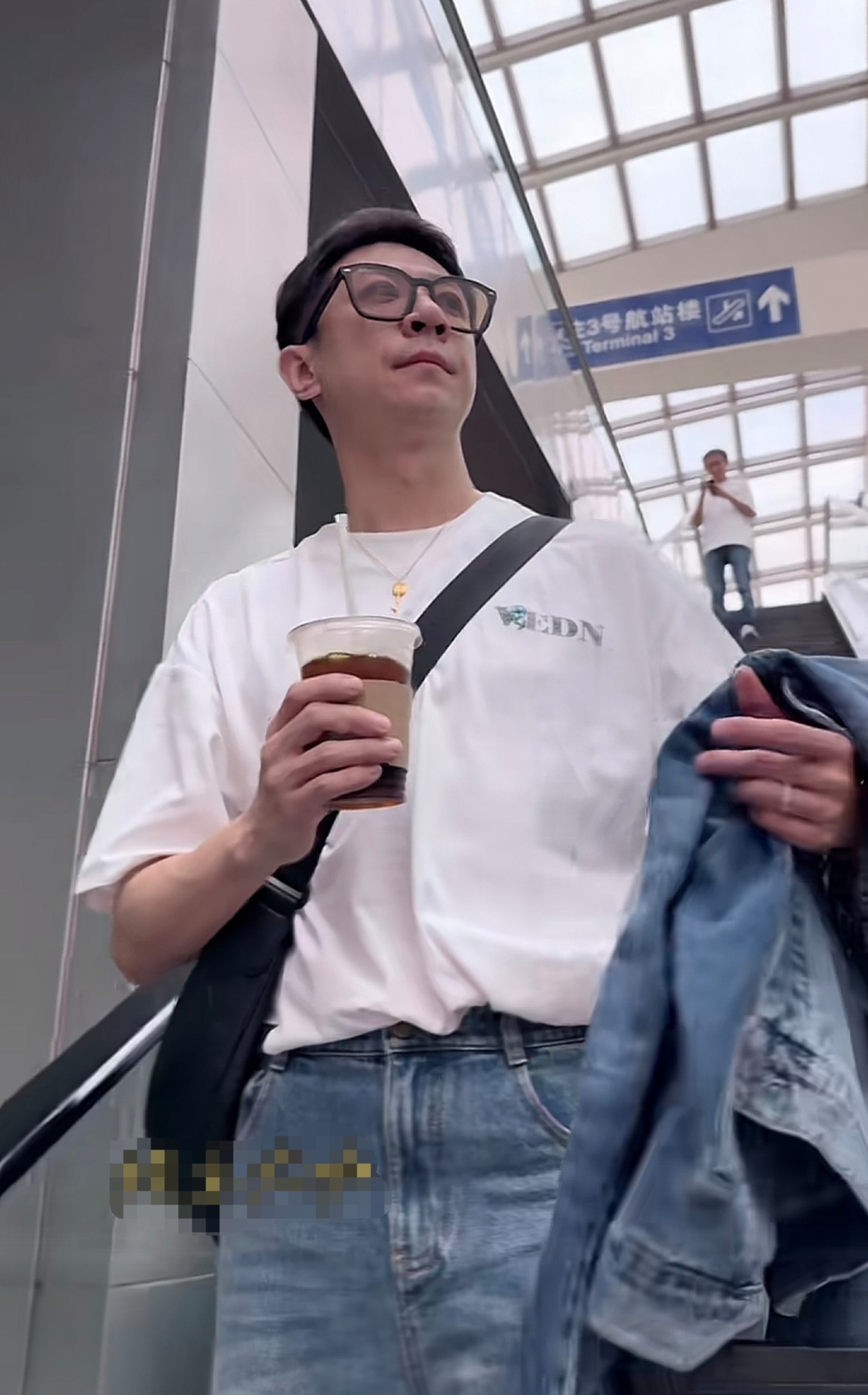 董璇近照显老态，张维伊出行受追捧，二人事业大涨