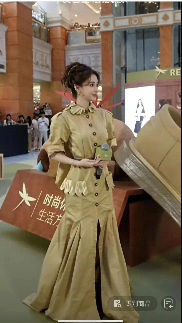 36岁杨颖上海商场露面，穿3年前高定礼服尽显失势心酸