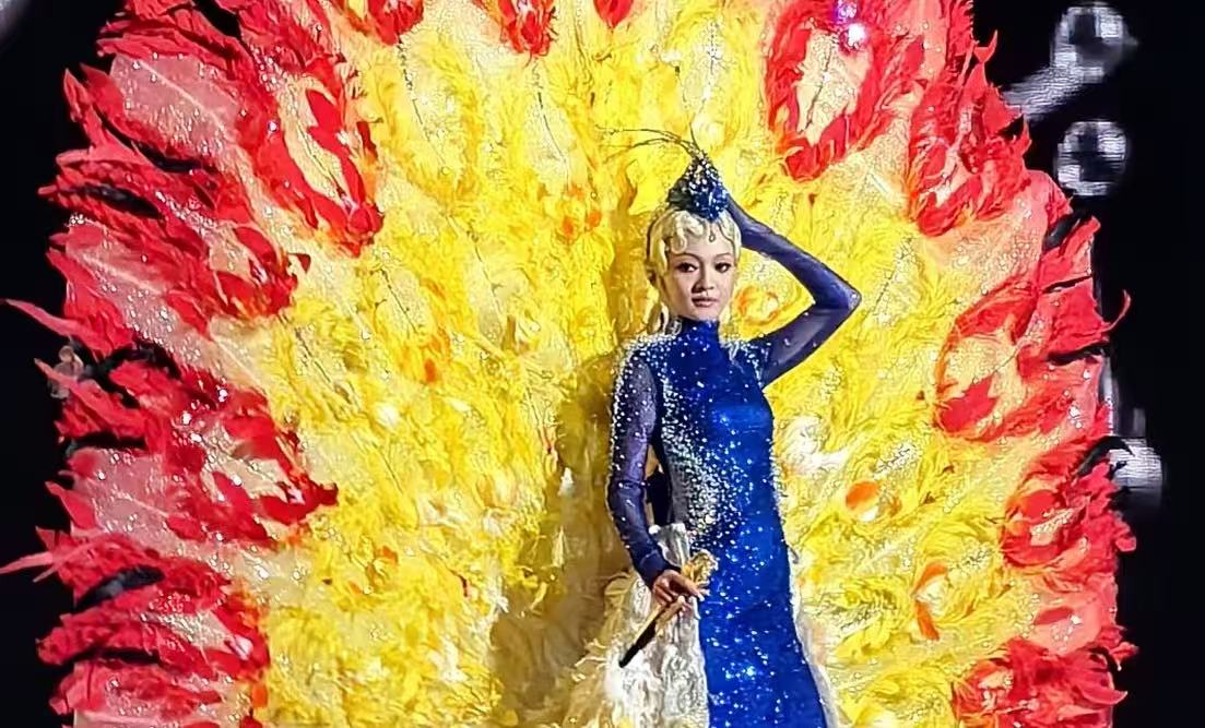 张韶涵演唱会 “翻车”？头饰卡壳秒救场，网友：这从容才配 “破茧女王”