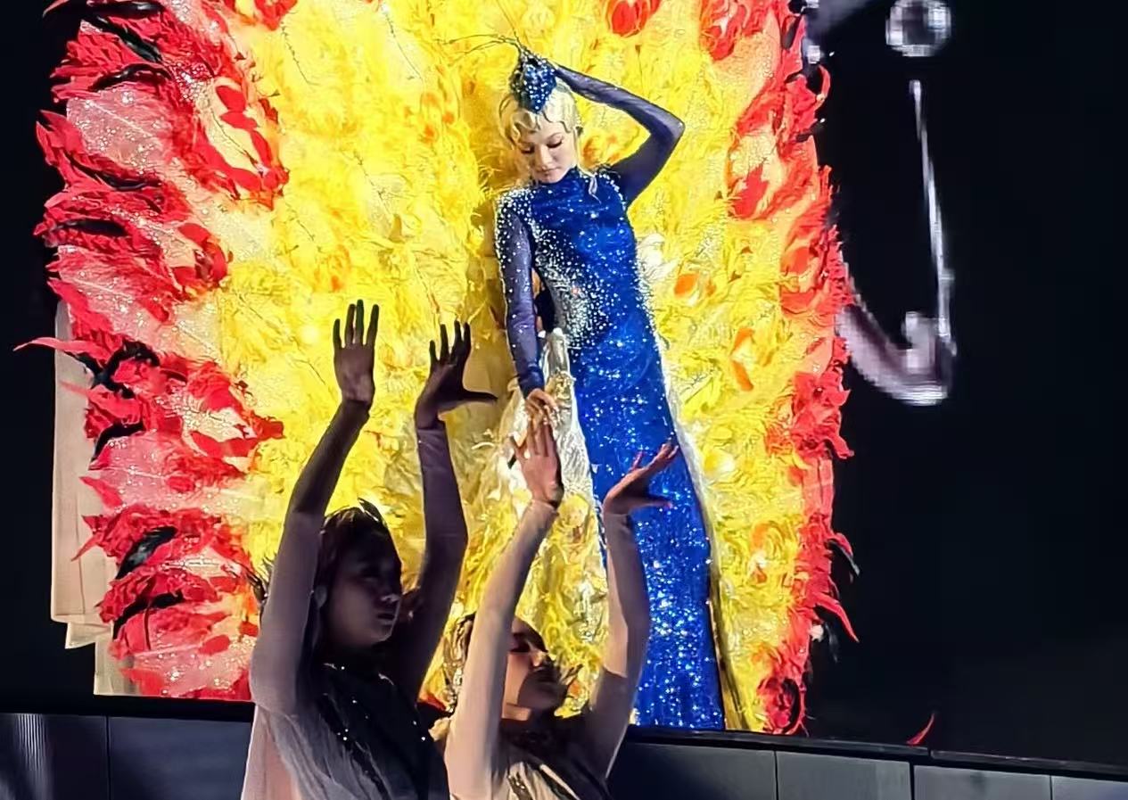 张韶涵演唱会 “翻车”？头饰卡壳秒救场，网友：这从容才配 “破茧女王”