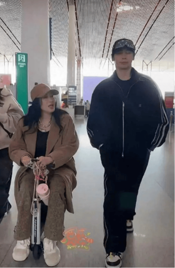 55岁钟丽缇疑为拼四胎体重暴增，小老公全程黑面，被传拒绝其再生