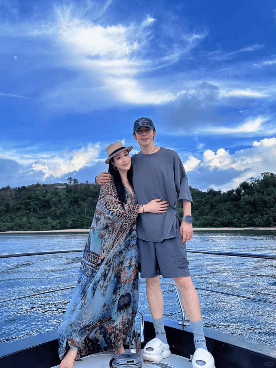 55岁钟丽缇疑为拼四胎体重暴增，小老公全程黑面，被传拒绝其再生