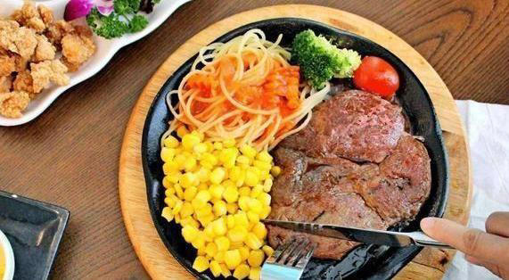 西餐厅吃牛排，盘子空着没人收，刀叉暗号藏秘密？