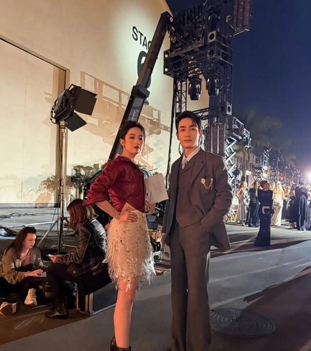 刘亦菲朱一龙同框看秀 男帅女美超养眼
