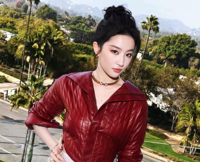 刘亦菲出场就会被吐槽？海外生图曝光真实一面，俏皮赘肉，大溜肩