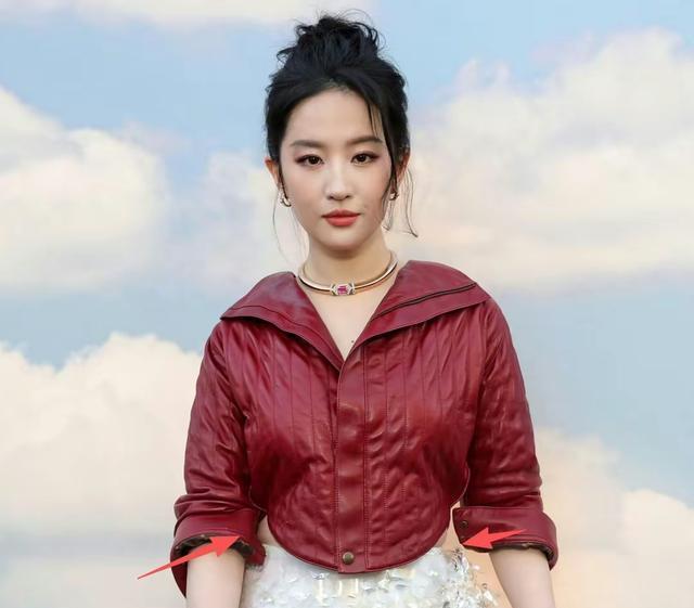 刘亦菲出场就会被吐槽？海外生图曝光真实一面，俏皮赘肉，大溜肩