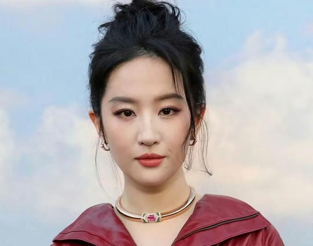 刘亦菲出场就会被吐槽？海外生图曝光真实一面，俏皮赘肉，大溜肩