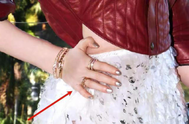 刘亦菲出场就会被吐槽？海外生图曝光真实一面，俏皮赘肉，大溜肩