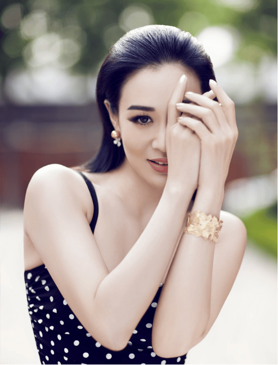 55岁钟丽缇疑为拼四胎体重暴增，小老公全程黑面，被传拒绝其再生