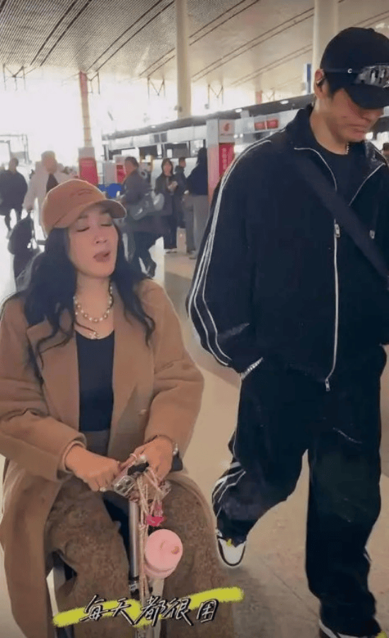 55岁钟丽缇疑为拼四胎体重暴增，小老公全程黑面，被传拒绝其再生