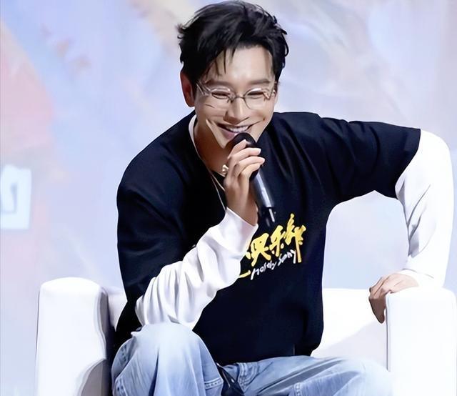 离婚后的温情时刻：杨颖大方送儿子探班，黄晓明亲吻儿子超暖！