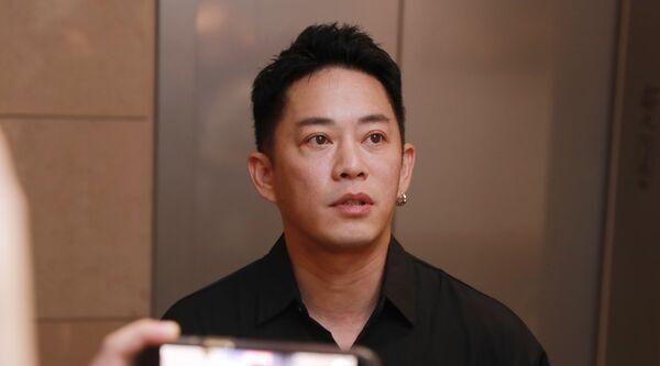 杨佑宁送父最后一程！紧牵老婆现身「鞠躬致意」 好友见他坚强泛泪喊话