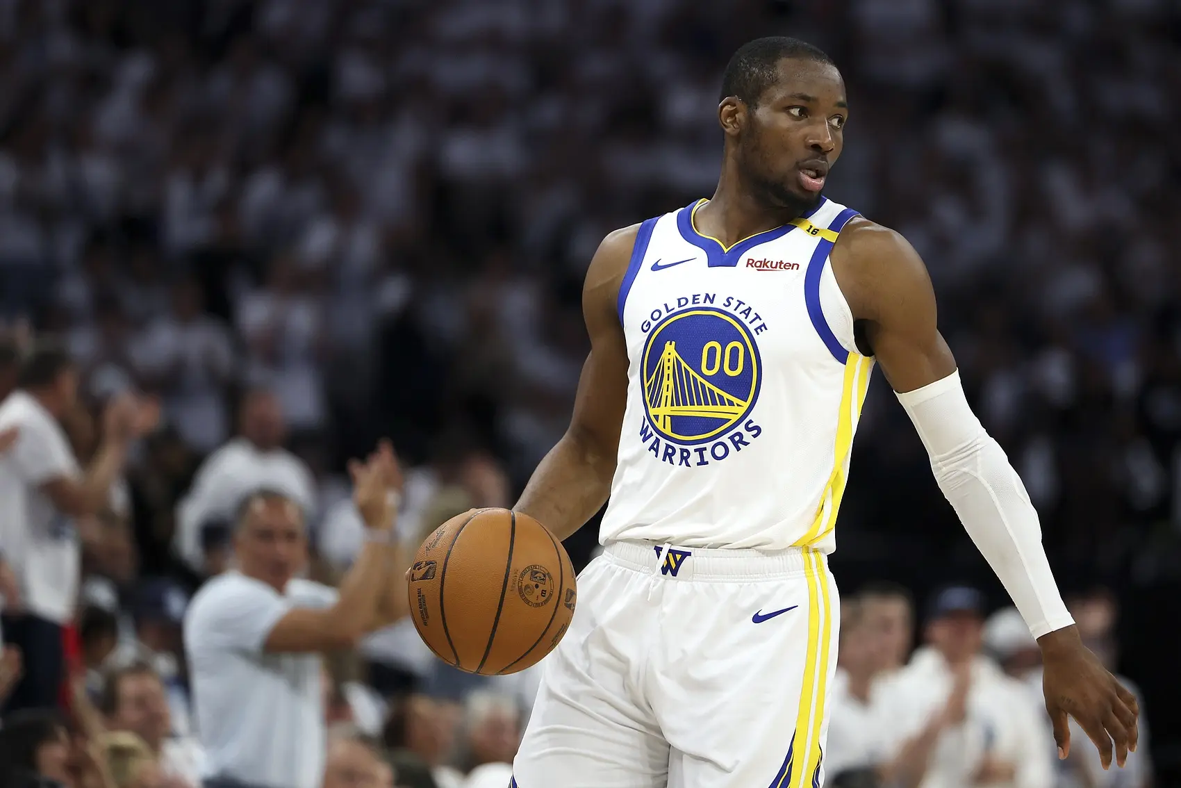 场均18分8板4助，都说你不值4850万续约，如今成勇士队大腿