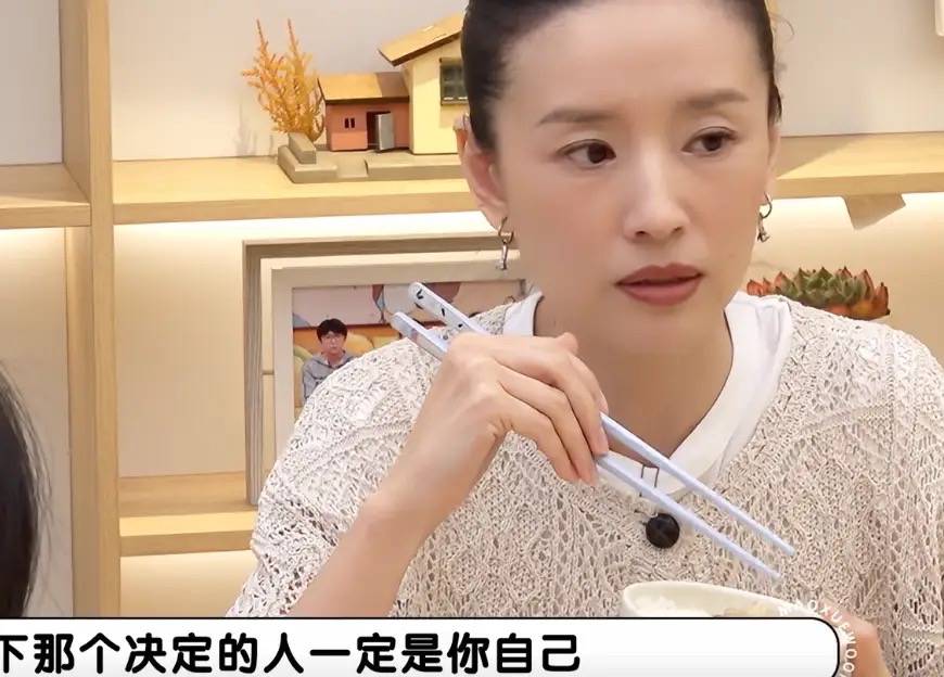 45岁董洁首谈儿子：总吃外卖，拒绝拍戏邀请，接受17岁儿子谈恋爱