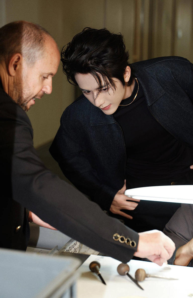 张新成黑色雅痞西装杀！透露多重作品动态