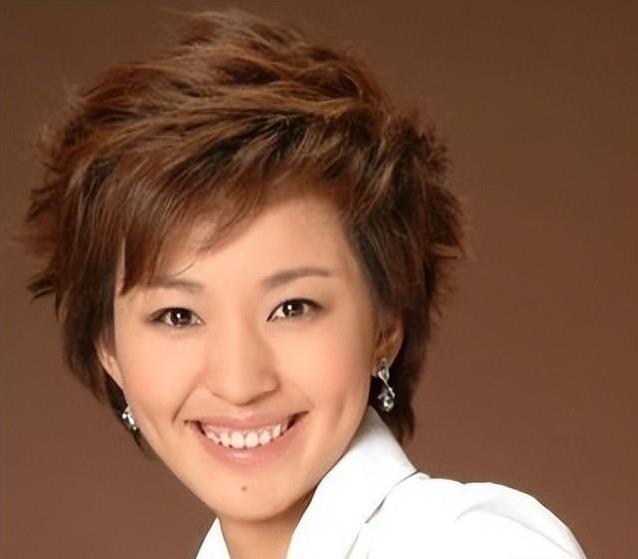 央视“国脸”放下光环，陪伴重病母亲，她的新生活让人佩服！