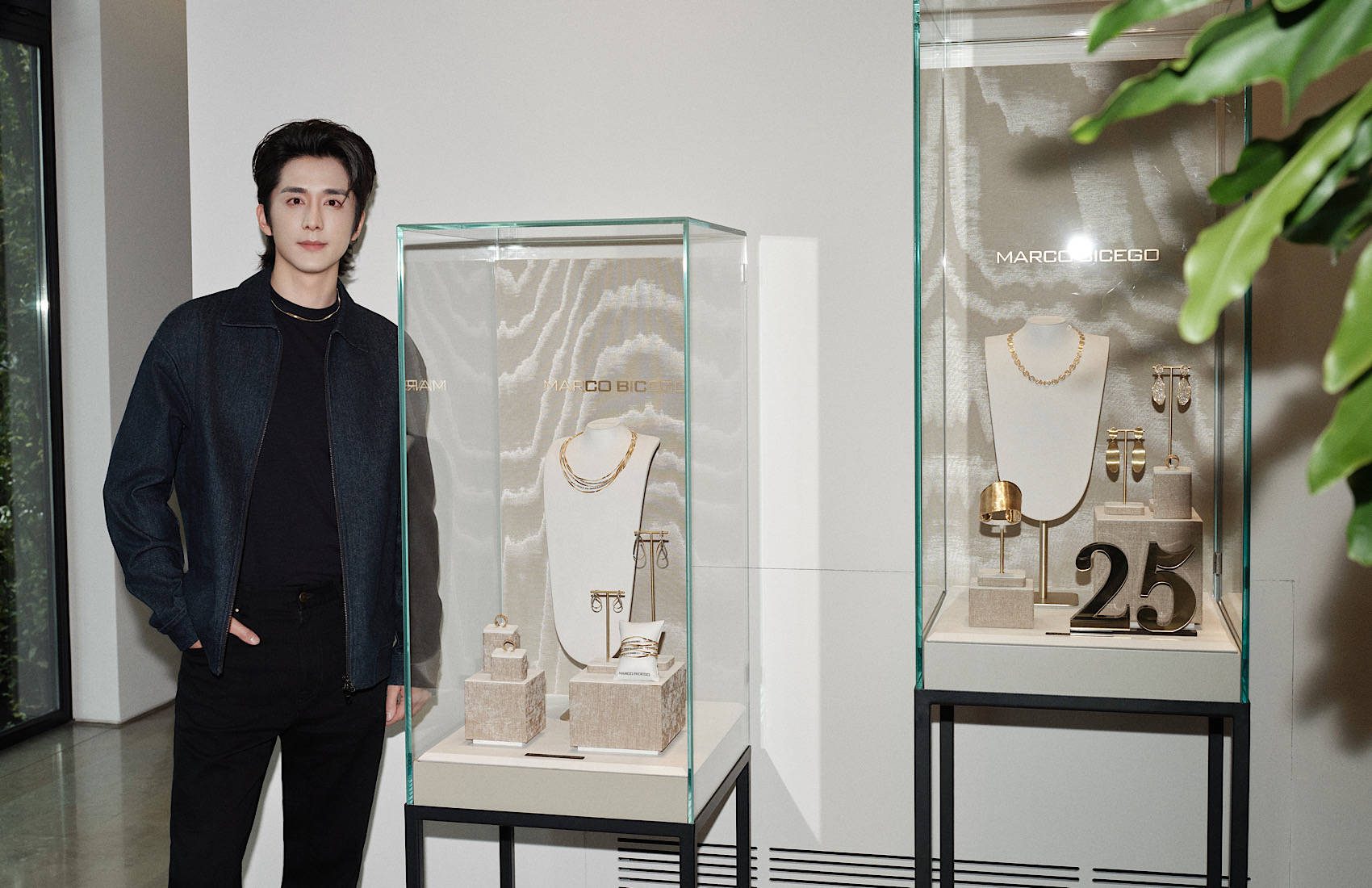 张新成黑色雅痞西装杀！透露多重作品动态