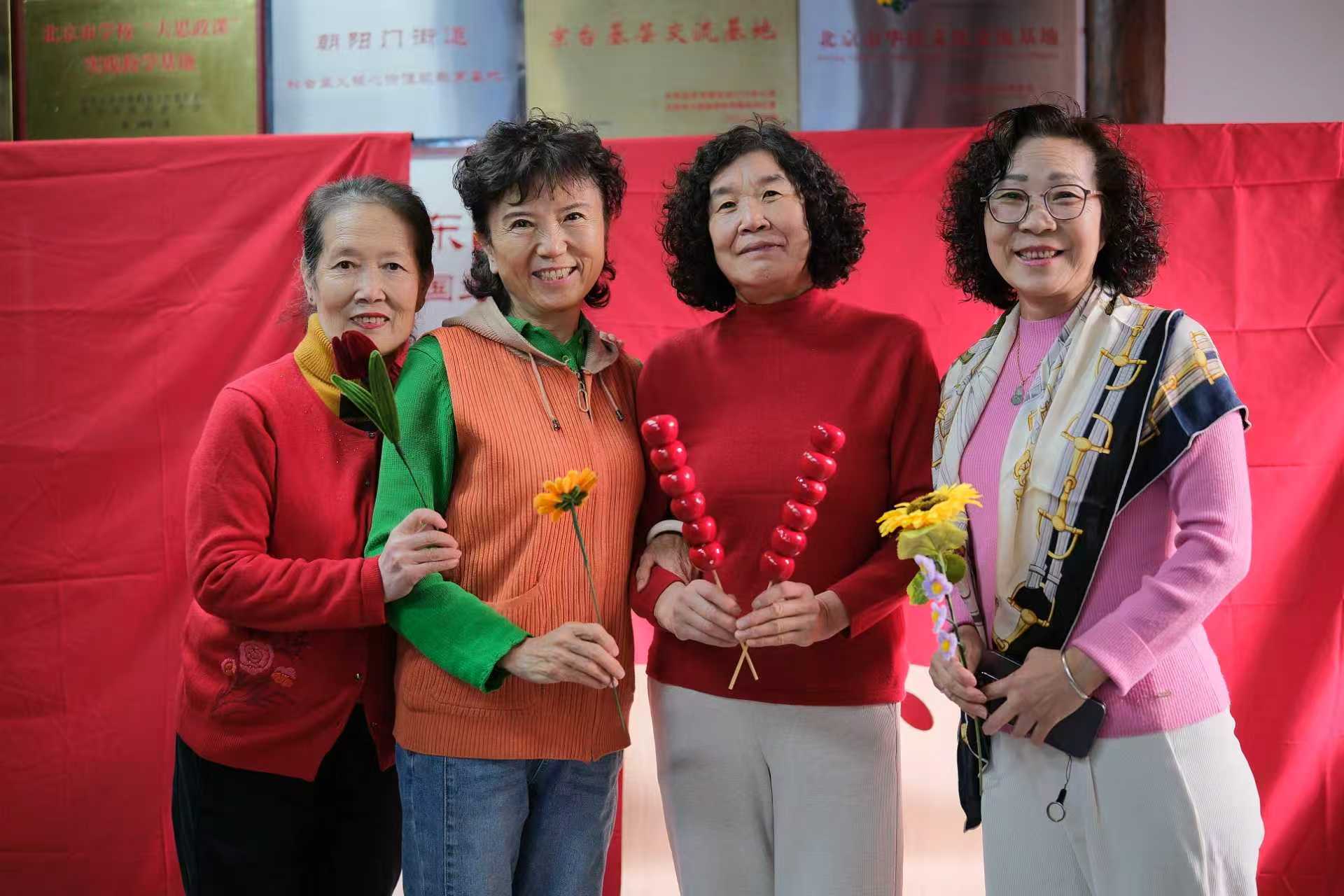 为社区老人拍肖像照，“敬老月”活动留住老人“幸福瞬间”