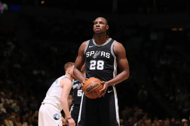 灰熊用困难条款签下前马刺内线新星，他能抓住机会站稳脚跟吗？