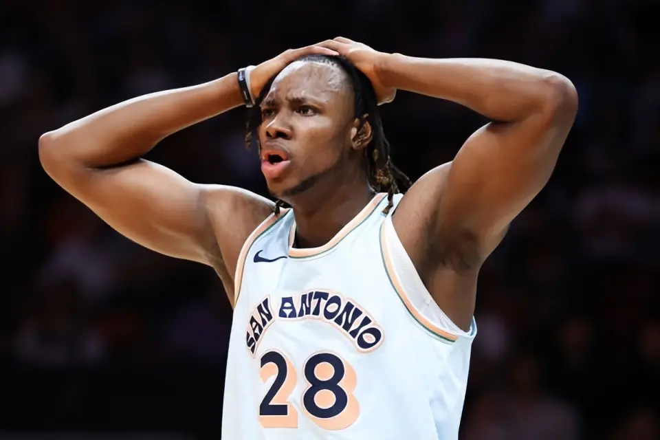 灰熊用困难条款签下前马刺内线新星，他能抓住机会站稳脚跟吗？