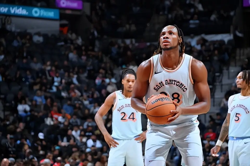 灰熊用困难条款签下前马刺内线新星，他能抓住机会站稳脚跟吗？