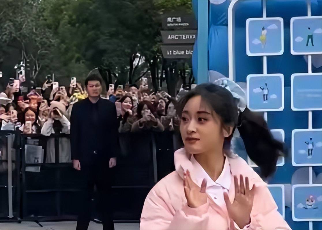 4位年轻小花近期颜值翻车，拉踩前辈失败，网友：娱乐圈审美降级