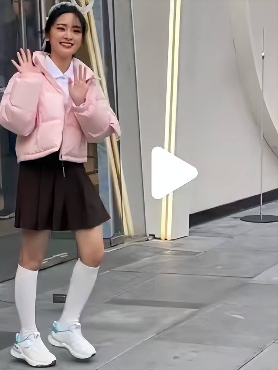 4位年轻小花近期颜值翻车，拉踩前辈失败，网友：娱乐圈审美降级