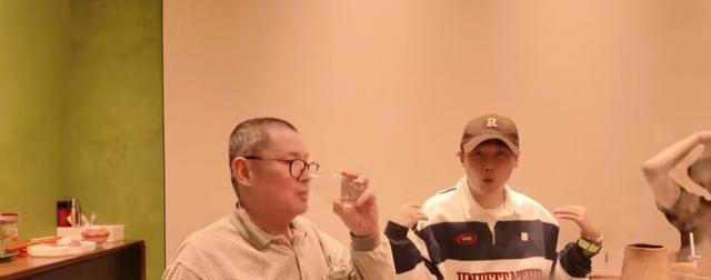 41岁郭碧婷宴请好友，郭碧婷父亲低调亮相，37岁夕又米罕见现身