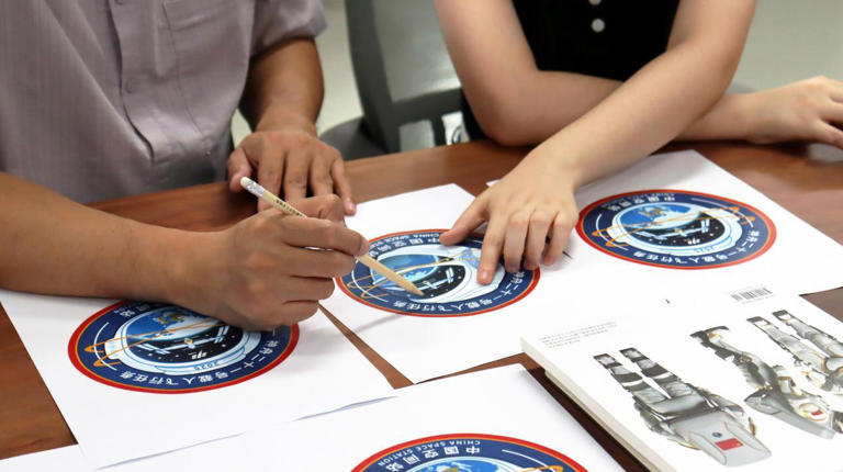 专访神舟二十一号标识设计者：以航天员头盔图案设计的标识里藏有怎样的星空？