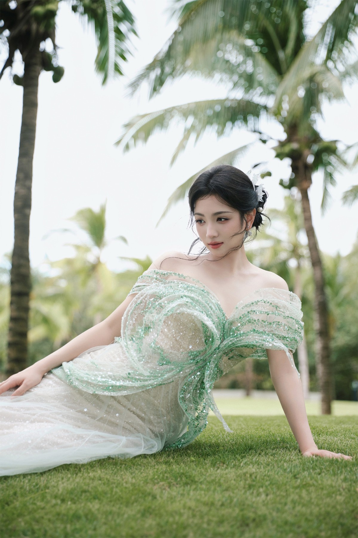 代露娃红毯意外摔倒