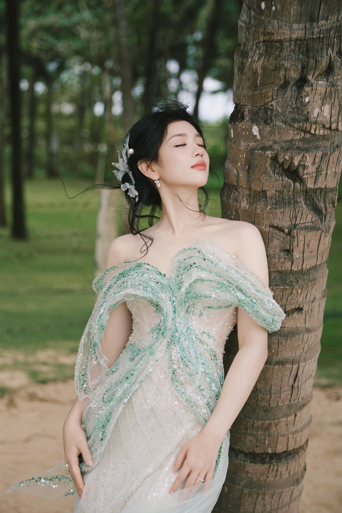 代露娃红毯意外摔倒