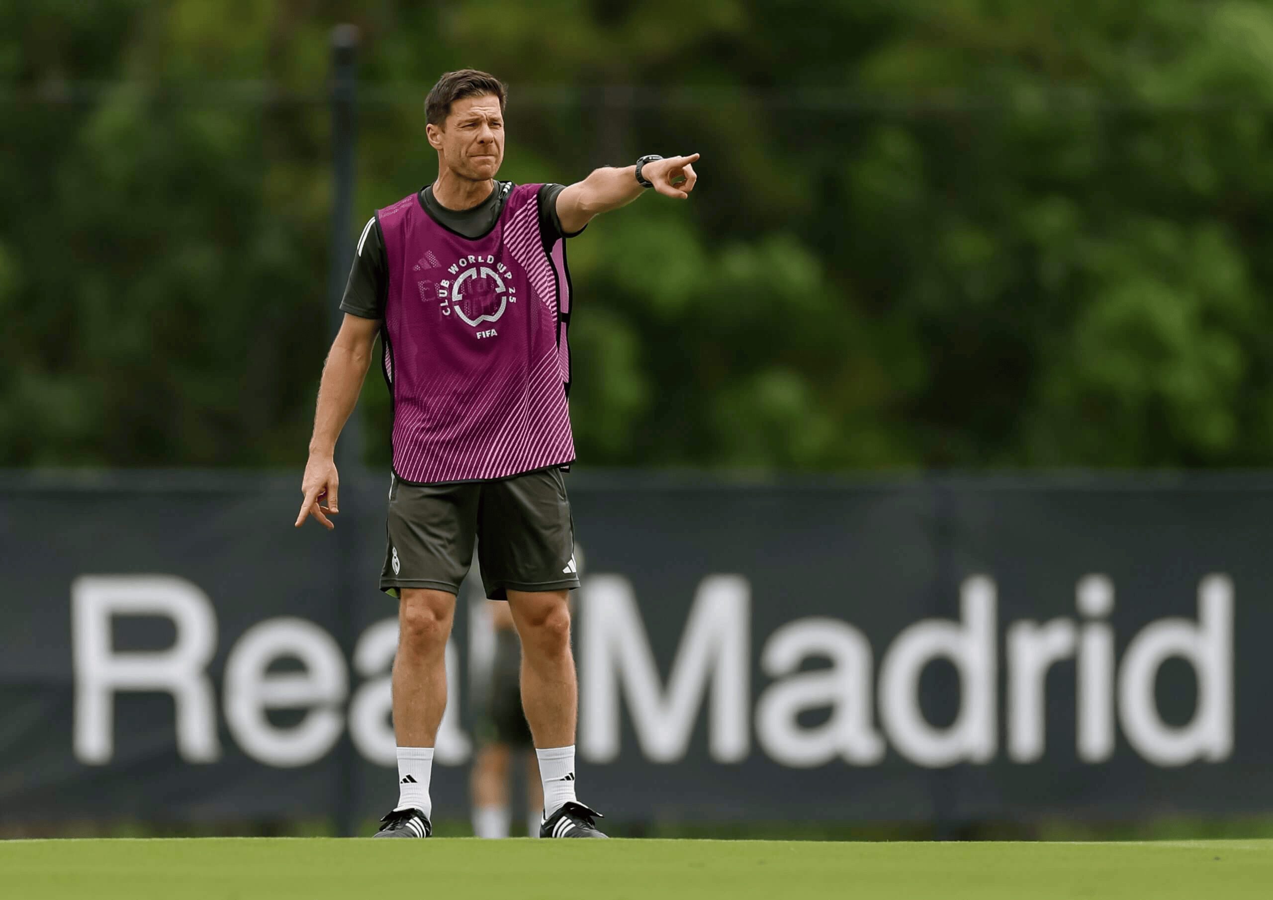 TA：皇马球员对阿隆索褒贬不一，有资深球员抱怨他规矩太多