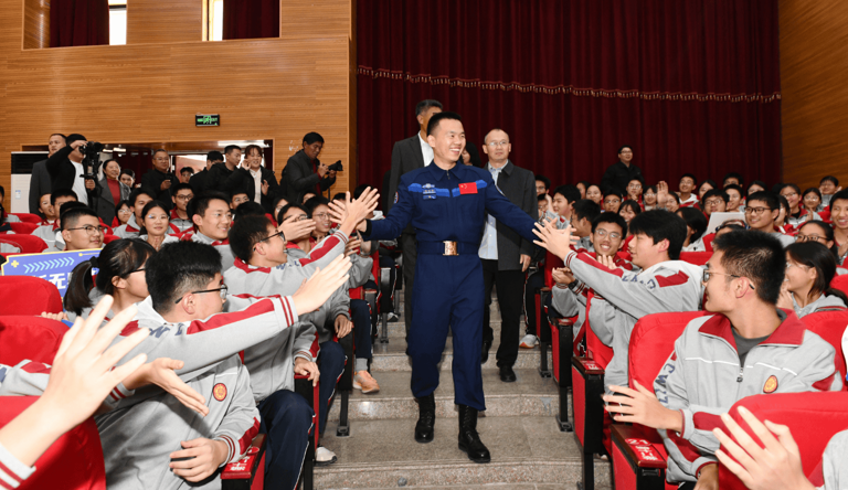 “英雄航天员”宋令东返回母校点亮学子航天梦！