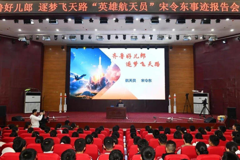 “英雄航天员”宋令东返回母校点亮学子航天梦！