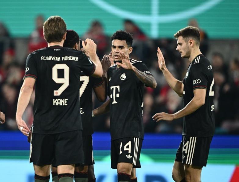 足坛一夜动态！拜仁14连胜独享历史第一，利物浦遭三杀，尤文换帅如换刀