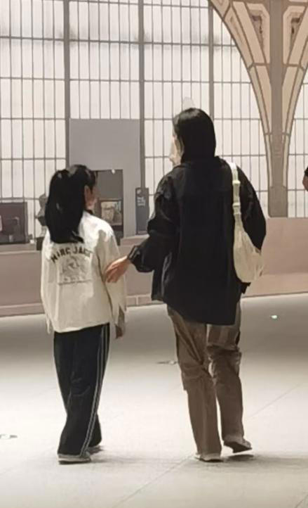沈佳妮带女儿看展，女儿侧脸简直就是小版朱亚文，母女俩都好清瘦
