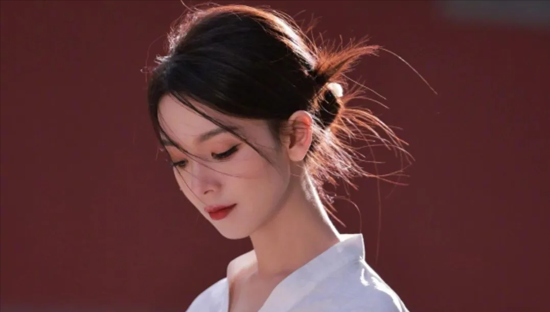 冷门的陈瑶，终于破圈了 来源 茉怡说  还没开始看《水龙吟》时，就被宣传片里陈瑶出场的片段一眼吸引住了。 她扮演的「恶女」西方桃，一身粉衣蹁跹飞舞着而来。 头戴白色流苏围帽，手执粉色油纸伞。 美目流转，浅笑嫣然，美得根本不像是桃花妖，更像是