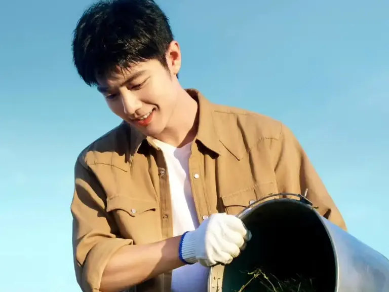 肖战主演《十日终焉》上热搜！主创团队汇聚三巨头，肖战事业火爆