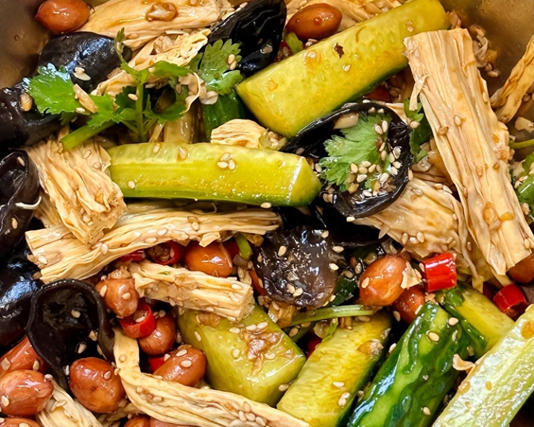 大家忙了一天下班，回家已经很辛苦了，懒得做饭的话，很多人会选择买一些凉拌菜。 现在市面上的凉拌菜种类特别多，不管什么食材，都可以放在一起凉拌，正是因为凉拌菜种类多，口感好，所以深受欢迎。 凉拌菜吃起来特别清爽，买点凉拌菜回家，在准备一点