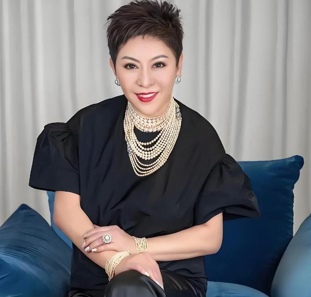 捅了马蜂窝！直到向太连夜删视频，才看清向家在香港的真实地位