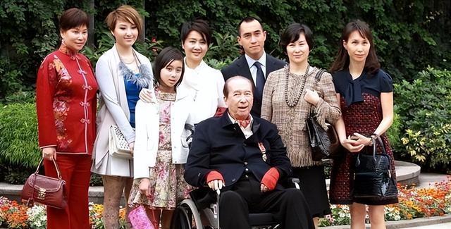 捅了马蜂窝！直到向太连夜删视频，才看清向家在香港的真实地位