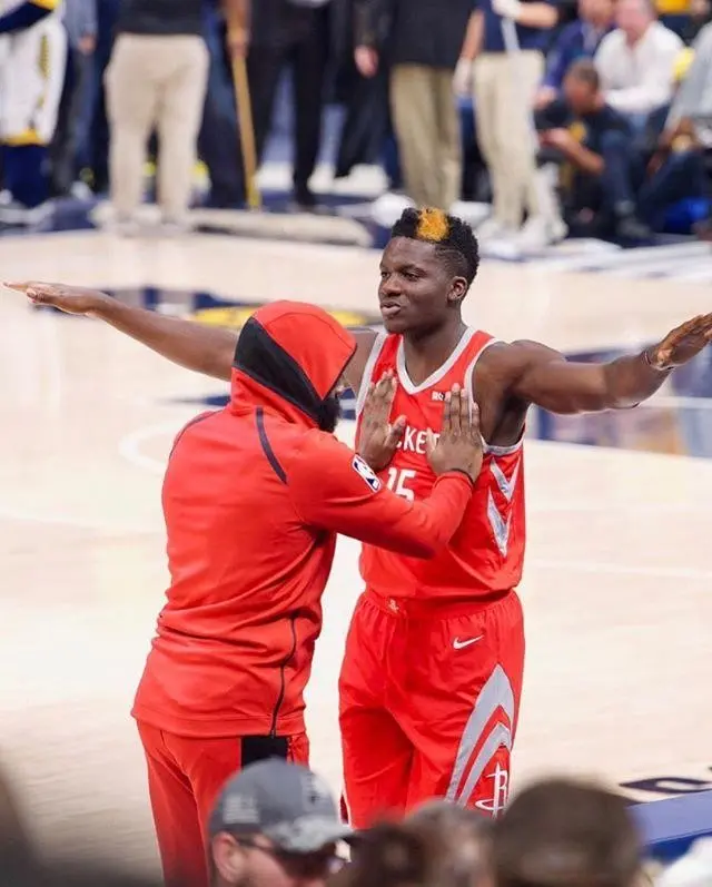 仅用36分钟，火箭高塔狂摘20篮板+13个前场篮板！饼皇已可有可无