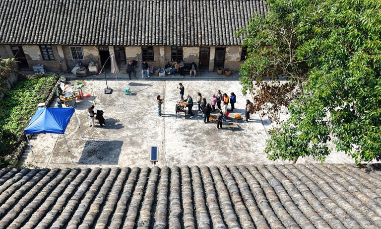 3、村播江怀在桐梓县楚米镇三座社区开展助农直播。 陈桂良 摄.jpg