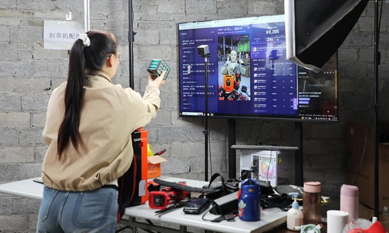 6、桐梓县福满仓电子商务有限公司主播付兰兰正在开展直播 。陈桂良 摄.jpg