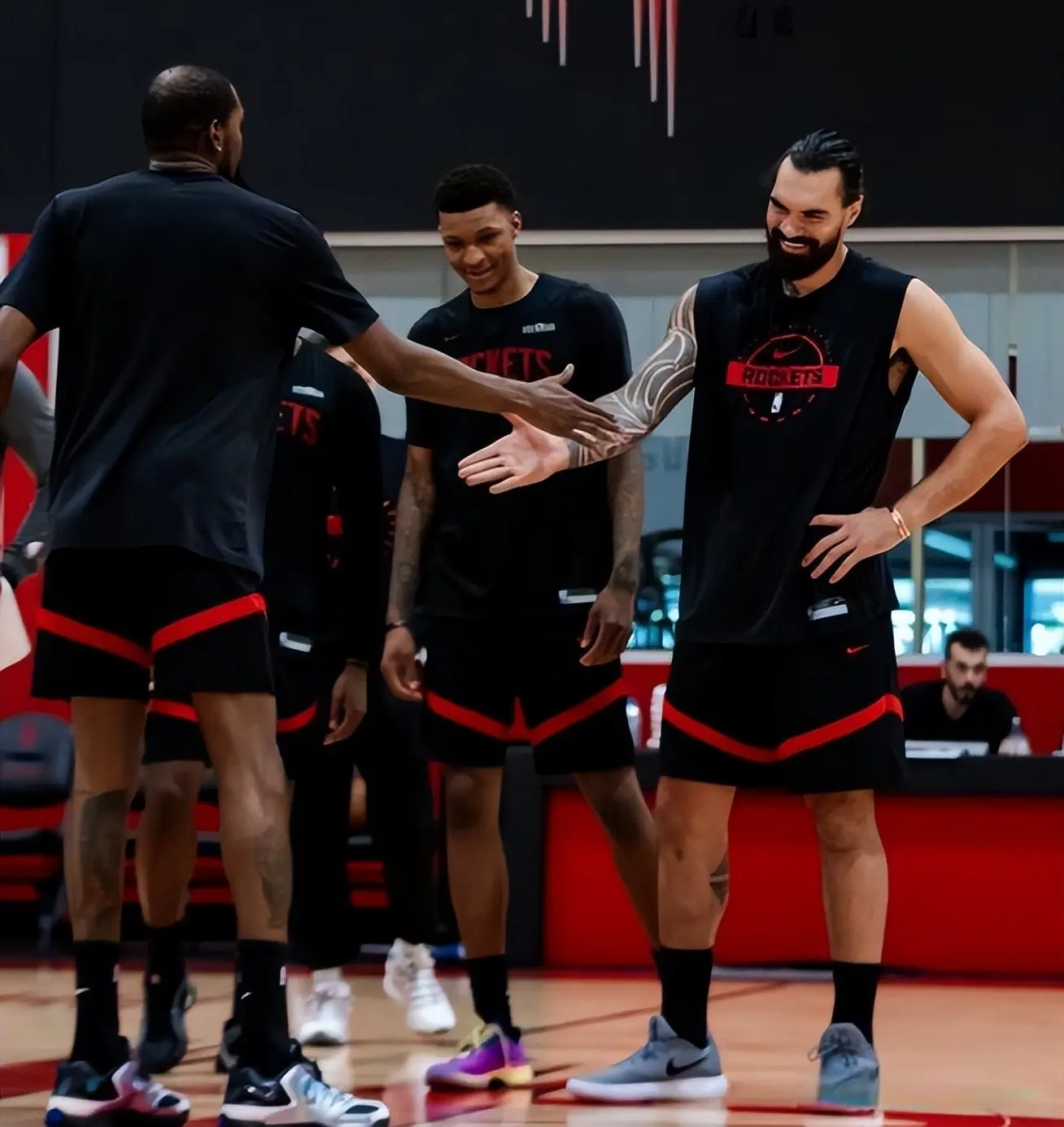 仅用36分钟，火箭高塔狂摘20篮板+13个前场篮板！饼皇已可有可无