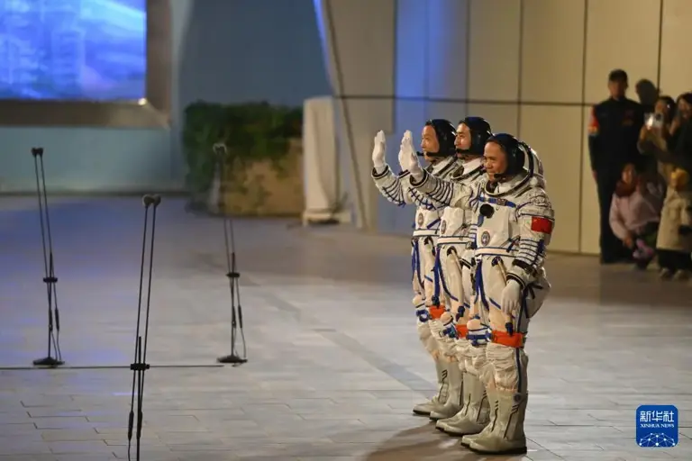 神舟二十一号航天员乘组出征仪式在酒泉卫星发射中心举行